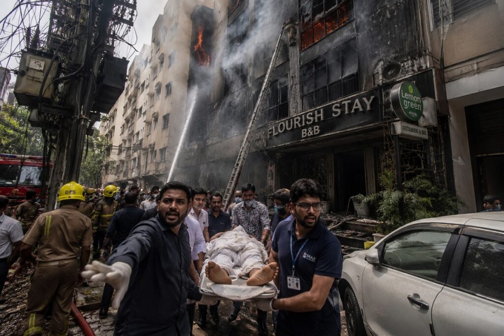Hotel-Fire-Incident-Delhi-1024x683-1 ਦਿੱਲੀ ਦੇ ਹੋਟਲ ਵਿੱਚ ਦਰਦਨਾਕ ਹਾਦਸਾ : 21 ਲੋਕਾਂ ਦੀ ਮੌਤ