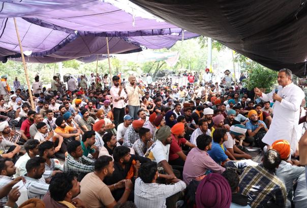 pic ਸਿੰਗਲਾ ਦੇ ‘ਕਾਨੂੰਨੀ ਲੜਾਈ’ ਦੇ ਐਲਾਨ ਤੋਂ ਬਾਅਦ ਪ੍ਰਸ਼ਾਸਨ ਬੈਕਫੁੱਟ ’ਤੇ; ਹਿਰਾਸਤ ਵਿੱਚ ਲਏ 11 ਅਪ੍ਰੈਂਟਿਸ ਲਾਈਨਮੈਨ ਕੁਝ ਹੀ ਸਮੇਂ ਬਾਅਦ ਕੀਤੇ ਰਿਹਾਅ