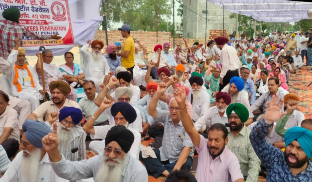 20260711_190727 ਸਾਂਝਾ ਮੁਲਾਜਮ ਮੰਚ ਅਤੇ ਮੁਲਾਜਮ ਤੇ ਪੈਨਸ਼ਨਰਜ਼ ਸਾਂਝਾ ਫਰੰਟ , ਆਜਾਦ ਜਥੇਬੰਦੀਆਂ ਵੱਲੋਂ ਮੋਗਾ ਦੀ ਐਮ ਐਲ ਏ ਦੇ ਘਰ ਅੱਗੇ ਵਿਸ਼ਾਲ ਧਰਨਾ ਲਾ ਕੇ ਕੀਤੀ ਨਾਅਰੇ ਬਾਜੀ