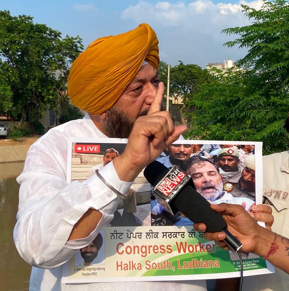 3 ਨੀਟ ਪੇਪਰ ਲੀਕ ਹੋਣ 'ਤੇ ਅੰਦੋਲਨ ਕਰ ਰਹੇ ਦਿੱਲੀ ਵਿੱਚ ਵਿਦਿਆਰਥੀਆਂ 'ਤੇ ਹੋਏ ਤਸ਼ੱਦਦ ਖਿਲਾਫ ਹਲਕਾ ਦੱਖਣੀ ਦੇ ਕਾਂਗਰਸੀ ਵਰਕਰ ਬਾਵਾ ਦੀ ਅਗਵਾਈ ਵਿੱਚ ਸੜਕਾਂ 'ਤੇ ਉਤਰੇ- ਹੱਥਾਂ ਵਿੱਚ ਫੜੇ ਸਲੋਗਨ