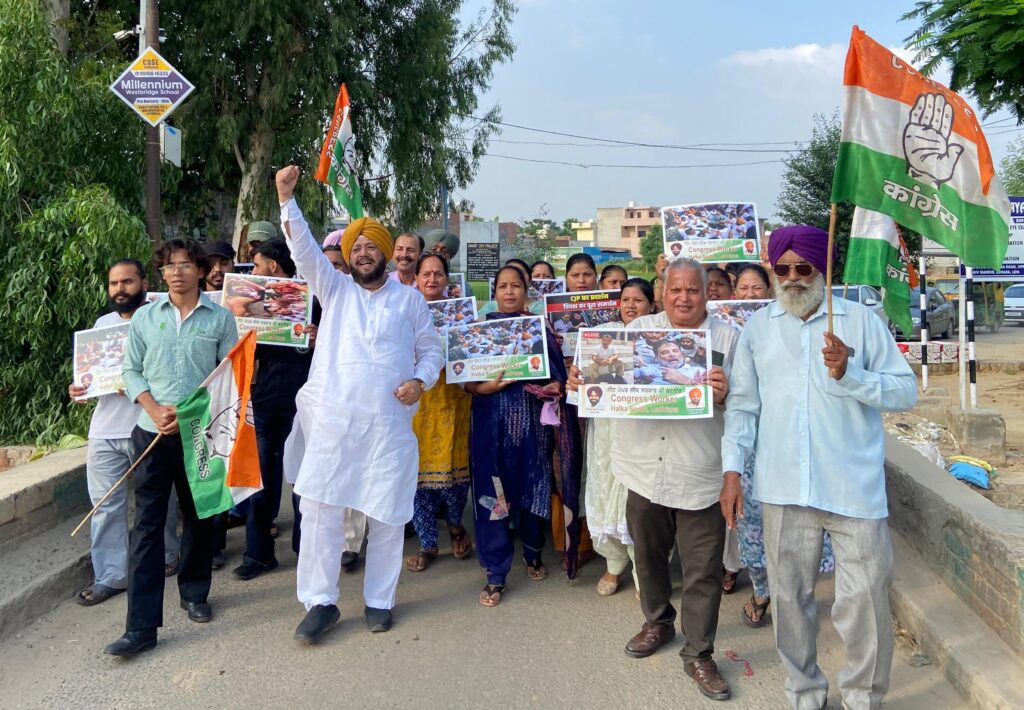 4-1024x710 ਨੀਟ ਪੇਪਰ ਲੀਕ ਹੋਣ 'ਤੇ ਅੰਦੋਲਨ ਕਰ ਰਹੇ ਦਿੱਲੀ ਵਿੱਚ ਵਿਦਿਆਰਥੀਆਂ 'ਤੇ ਹੋਏ ਤਸ਼ੱਦਦ ਖਿਲਾਫ ਹਲਕਾ ਦੱਖਣੀ ਦੇ ਕਾਂਗਰਸੀ ਵਰਕਰ ਬਾਵਾ ਦੀ ਅਗਵਾਈ ਵਿੱਚ ਸੜਕਾਂ 'ਤੇ ਉਤਰੇ- ਹੱਥਾਂ ਵਿੱਚ ਫੜੇ ਸਲੋਗਨ