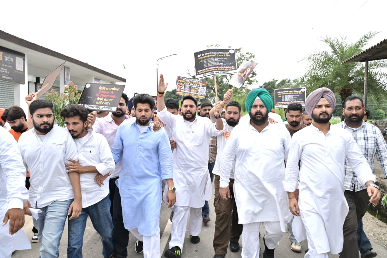 WhatsApp-Image-2026-07-28-at-18.11.08 ਯੂਥ ਕਾਂਗਰਸ ਨੇ ਸਿੱਖਿਆ ਮੰਤਰੀ ਹਰਜੋਤ ਬੈਂਸ ਦੇ ਘਰ ਦਾ ਕੀਤਾ ਘਿਰਾਓ, ਵਿਰੋਧ ਪ੍ਰਦਰਸ਼ਨ ਦੌਰਾਨ ਬੈਰੀਕੇਡ ਤੋੜੇ, ਕੀਤੇ ਅਸਤੀਫ਼ੇ ਦੀ ਮੰਗ