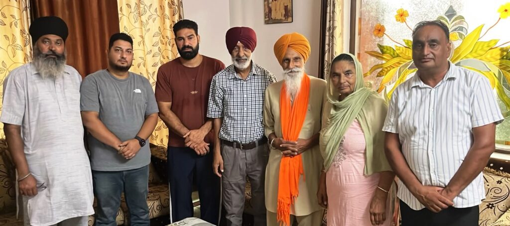 photo2apalahi-2-1024x455 ਆਮ ਆਦਮੀ ਪਾਰਟੀ ਦਾ ਬਲਾਕ ਪ੍ਰਧਾਨ ਬਣਨ ’ਤੇ ਨੰਬਰਦਾਰ ਸੁਰਜਨ ਸਿੰਘ ਸੱਲ ਨੂੰ ਦਿੱਤੀ ਵਧਾਈ