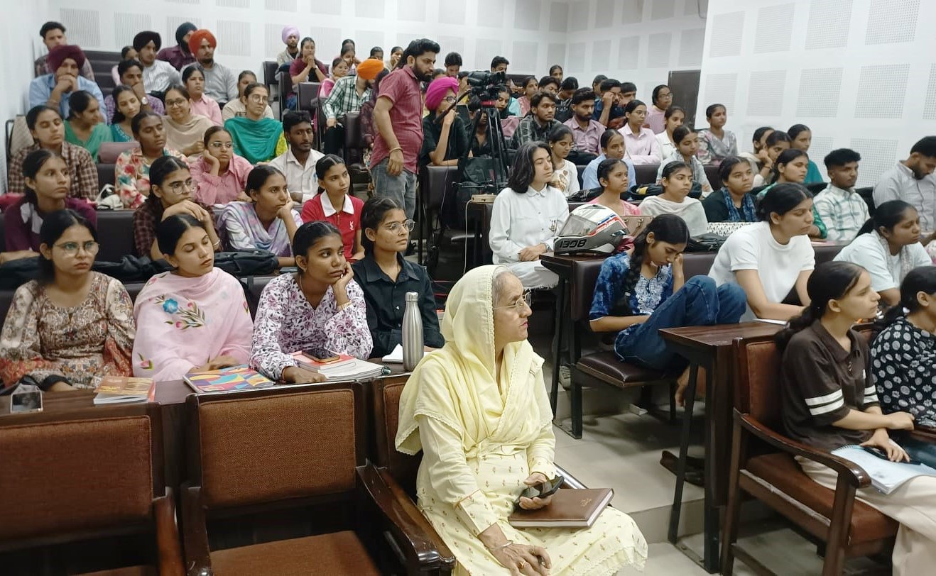 orientation-1 ਪੰਜਾਬੀ ਯੂਨੀਵਰਸਿਟੀ, ਪਟਿਆਲਾ ਦੇ ਪੰਜਾਬੀ ਵਿਭਾਗ ਵਿਖੇ ਨਵੇਂ ਵਿਦਿਆਰਥੀਆਂ ਲਈ ਓਰੀਐਂਟੇਸ਼ਨ ਪ੍ਰੋਗਰਾਮ ਦਾ ਆਯੋਜਨ