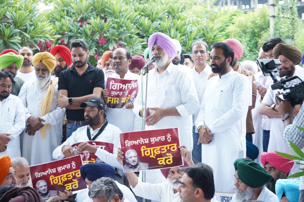 WhatsApp-Image-2026-09-28-at-4.48.46-PM-1024x682 ਗਿਆਨੇਸ਼ ਕੁਮਾਰ ਦੇ ਅਸਤੀਫ਼ੇ ਦੀ ਮੰਗ ਨੂੰ ਲੈ ਕੇ ਬਲਬੀਰ ਸਿੱਧੂ ਦੀ ਅਗਵਾਈ ਹੇਠ ਡੀ.ਸੀ. ਦਫ਼ਤਰ ਮੋਹਾਲੀ ਬਾਹਰ ਵਿਸ਼ਾਲ ਧਰਨਾ ਪ੍ਰਦਰਸ਼ਨ