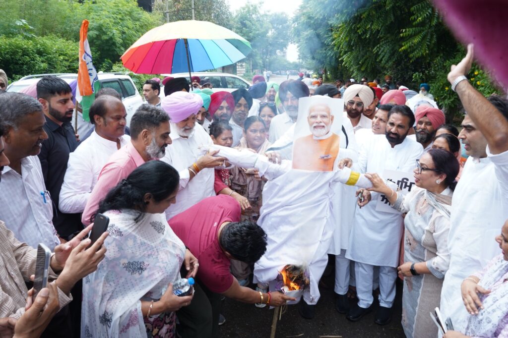 WhatsApp-Image-2026-09-28-at-4.49.18-PM-1-1024x682 ਗਿਆਨੇਸ਼ ਕੁਮਾਰ ਦੇ ਅਸਤੀਫ਼ੇ ਦੀ ਮੰਗ ਨੂੰ ਲੈ ਕੇ ਬਲਬੀਰ ਸਿੱਧੂ ਦੀ ਅਗਵਾਈ ਹੇਠ ਡੀ.ਸੀ. ਦਫ਼ਤਰ ਮੋਹਾਲੀ ਬਾਹਰ ਵਿਸ਼ਾਲ ਧਰਨਾ ਪ੍ਰਦਰਸ਼ਨ