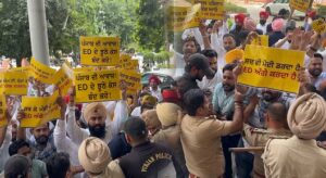 ppp-300x164 'ਆਪ' ਵੱਲੋਂ  ਈ.ਡੀ. ਦੀ ਕਾਰਵਾਈ ਖ਼ਿਲਾਫ਼ ਮੋਹਾਲੀ ਸਥਿਤ ਗਮਾਡਾ ਦਫ਼ਤਰ ਦੇ ਬਾਹਰ ਕੀਤਾ ਪ੍ਰਦਰਸ਼ਨ