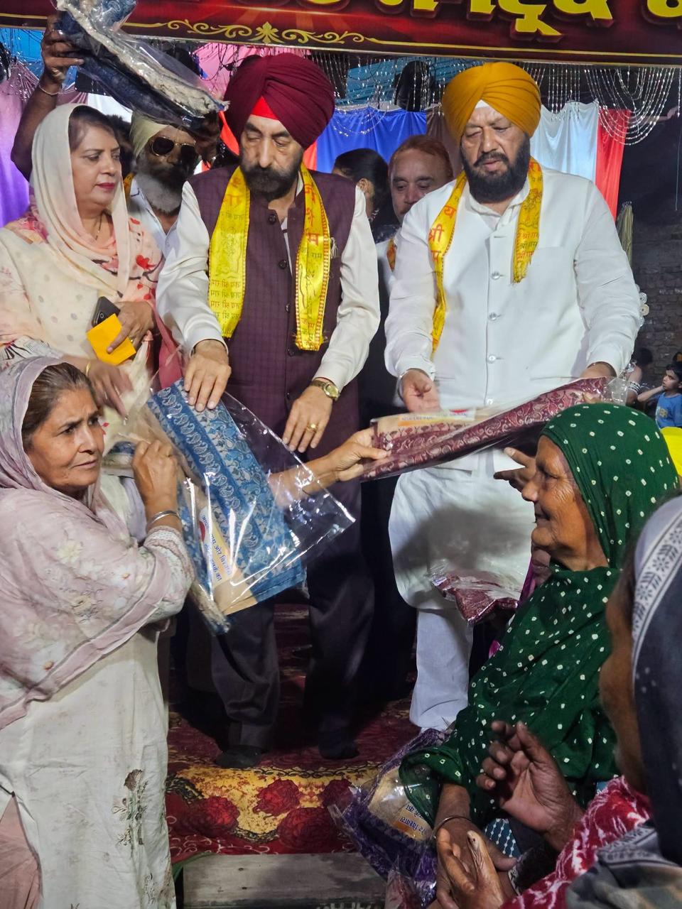 3 ਹਲਕਾ ਦੱਖਣੀ ਵਿੱਚ ਸ਼੍ਰੀ ਰਾਮ ਲੀਲਾ ਦੇ ਉਦਘਾਟਨ ਦੀ ਰਸਮ ਡਾ. ਤਜਿੰਦਰਪਾਲ ਸਿੰਘ ਅਤੇ ਕ੍ਰਿਸ਼ਨ ਕੁਮਾਰ ਬਾਵਾ ਨੇ ਨਿਭਾਈ; ਲੋੜਵੰਦ ਮਹਿਲਾਵਾਂ ਨੂੰ ਸ਼ਾਲਾਂ ਵੰਡੀਆਂ